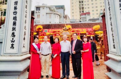 Đoàn đại biểu HĐHP TP. Hà Nội do Chủ tịch Phạm Thanh Hùng dẫn đầu thành kính dâng hương tại di tích