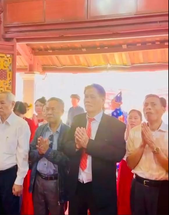 Đoàn đại biểu HĐHP Hà Nội dâng lễ trước ban thờ 